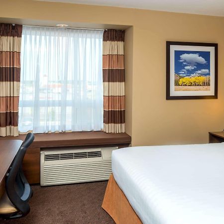 Microtel Inn & Suites By Wyndham Red Deer Ngoại thất bức ảnh