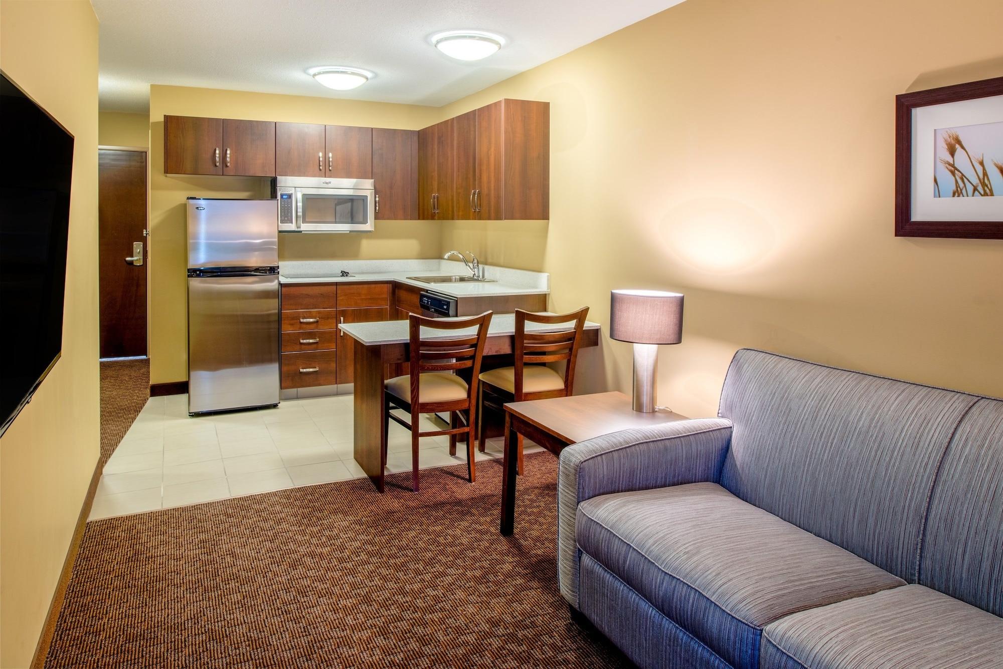 Microtel Inn & Suites By Wyndham Red Deer Ngoại thất bức ảnh