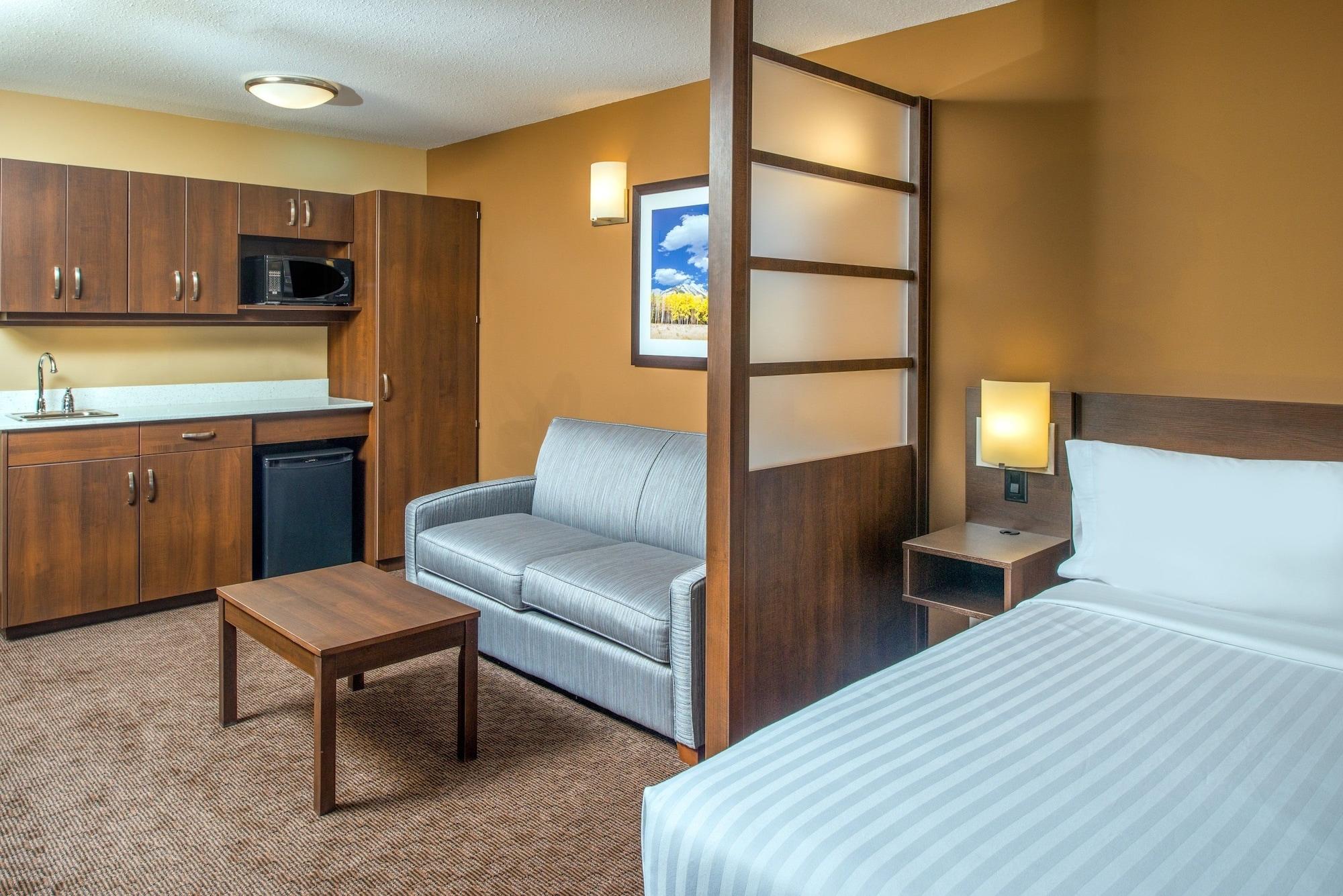 Microtel Inn & Suites By Wyndham Red Deer Ngoại thất bức ảnh