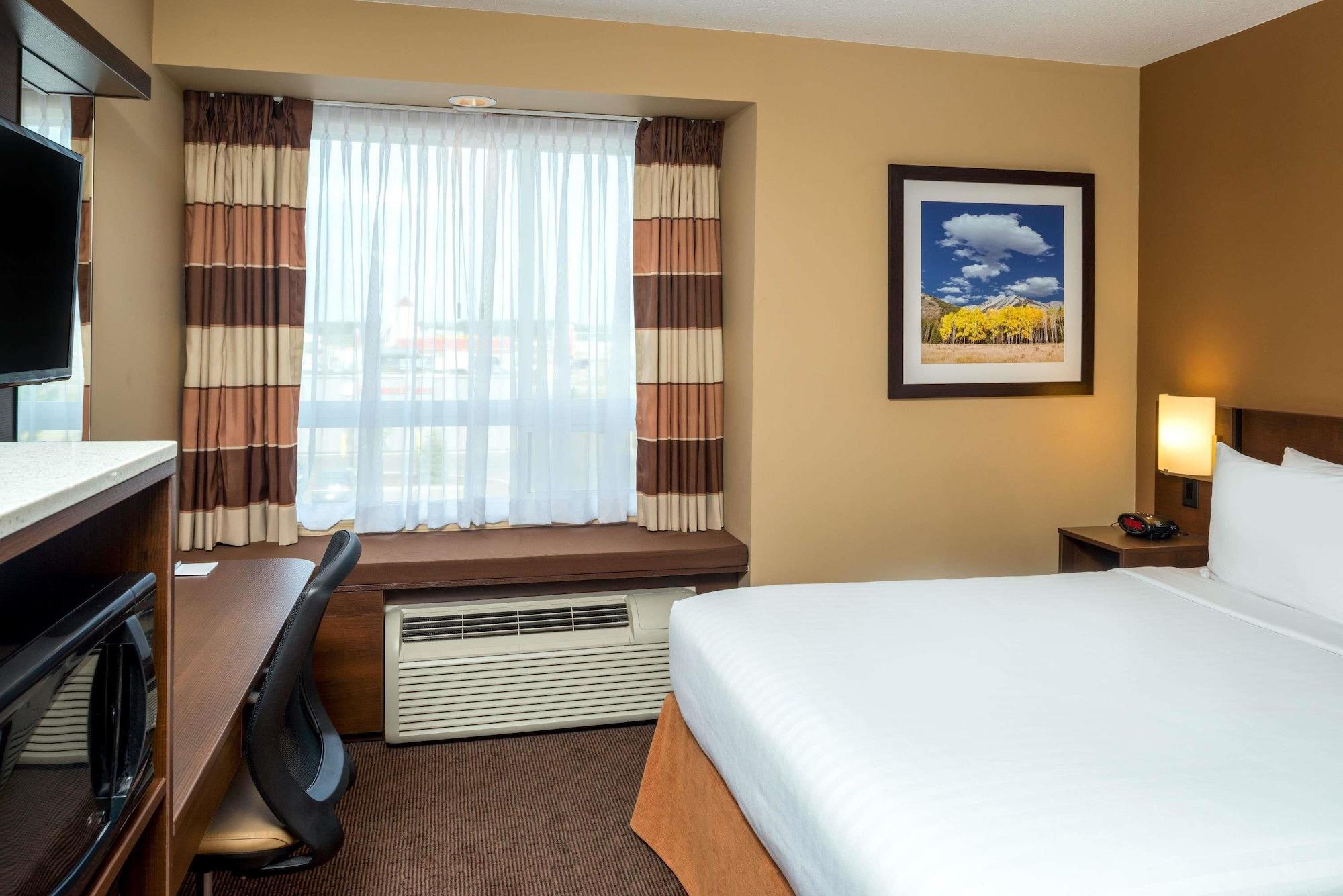 Microtel Inn & Suites By Wyndham Red Deer Ngoại thất bức ảnh