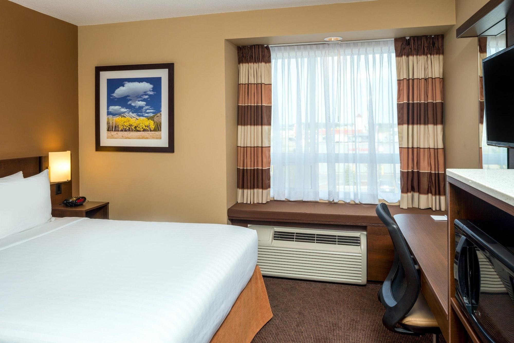 Microtel Inn & Suites By Wyndham Red Deer Ngoại thất bức ảnh