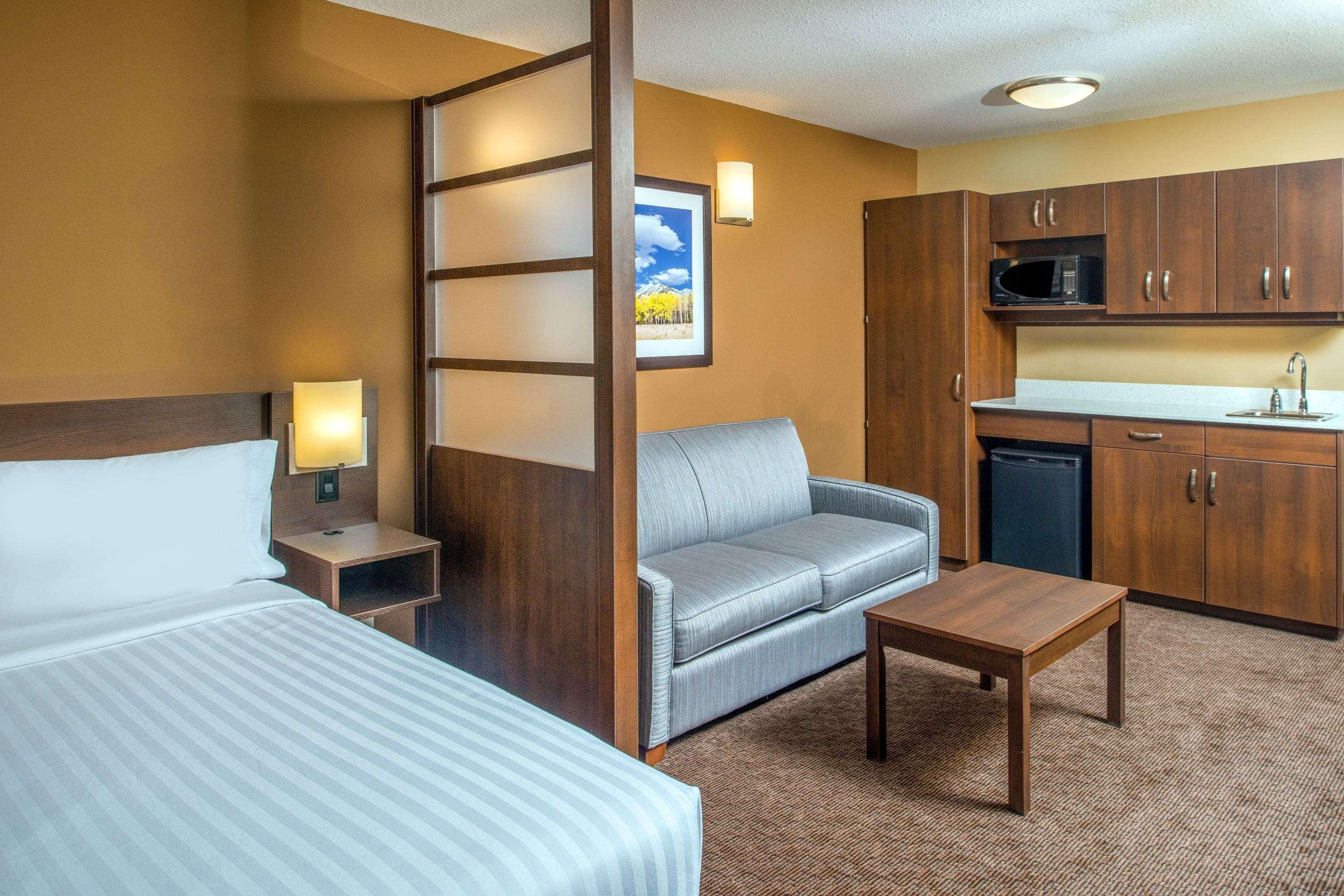 Microtel Inn & Suites By Wyndham Red Deer Ngoại thất bức ảnh