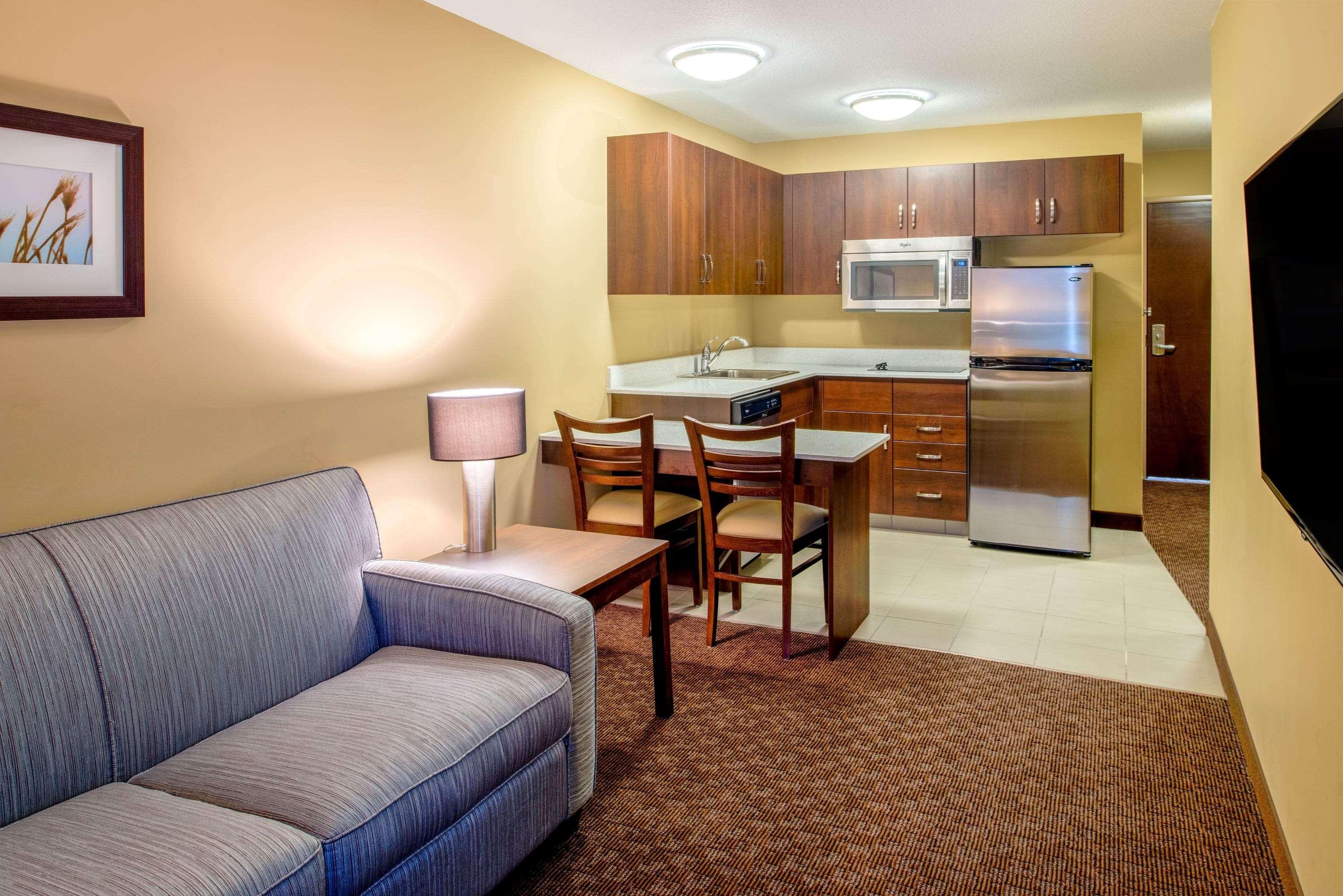Microtel Inn & Suites By Wyndham Red Deer Ngoại thất bức ảnh