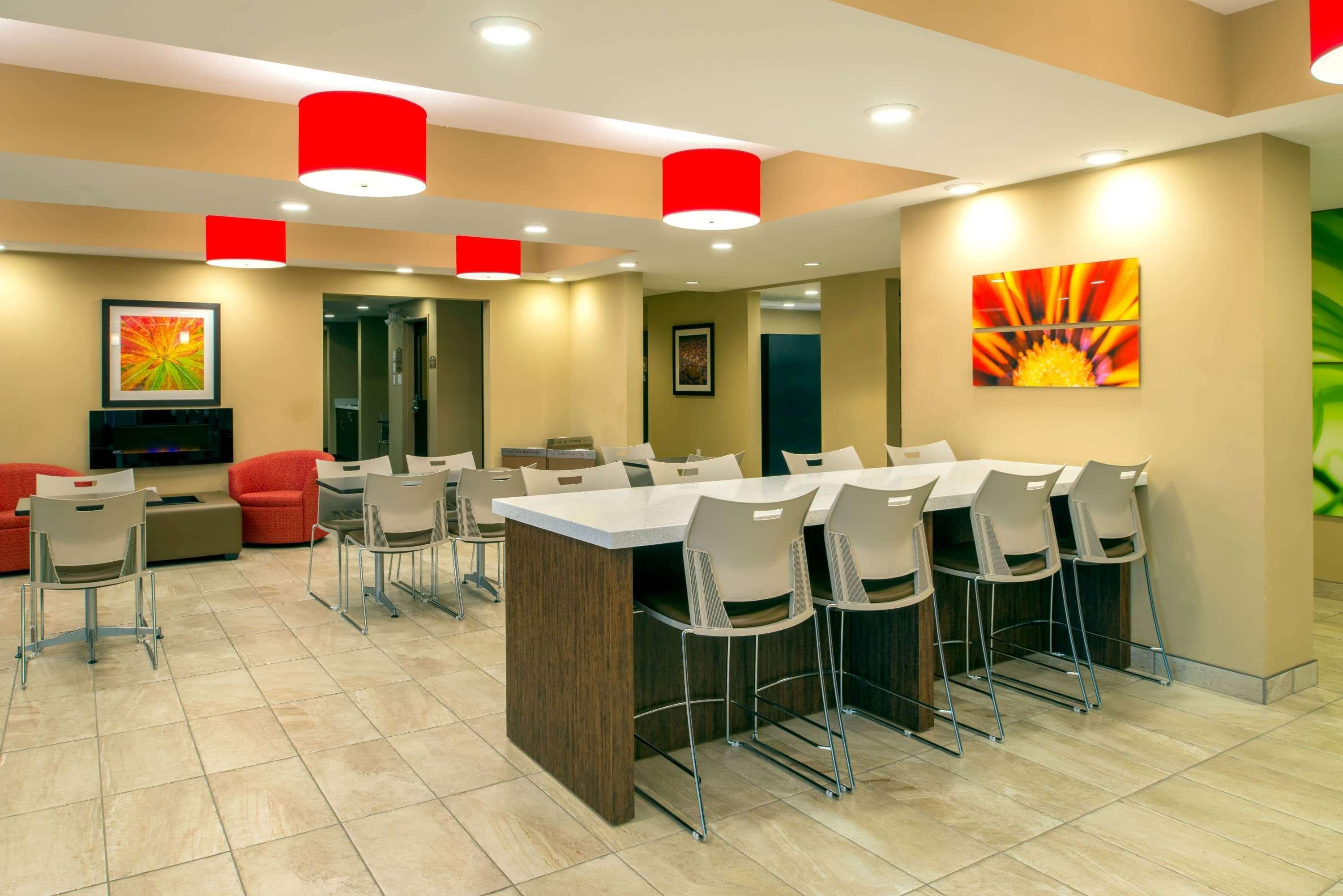 Microtel Inn & Suites By Wyndham Red Deer Ngoại thất bức ảnh