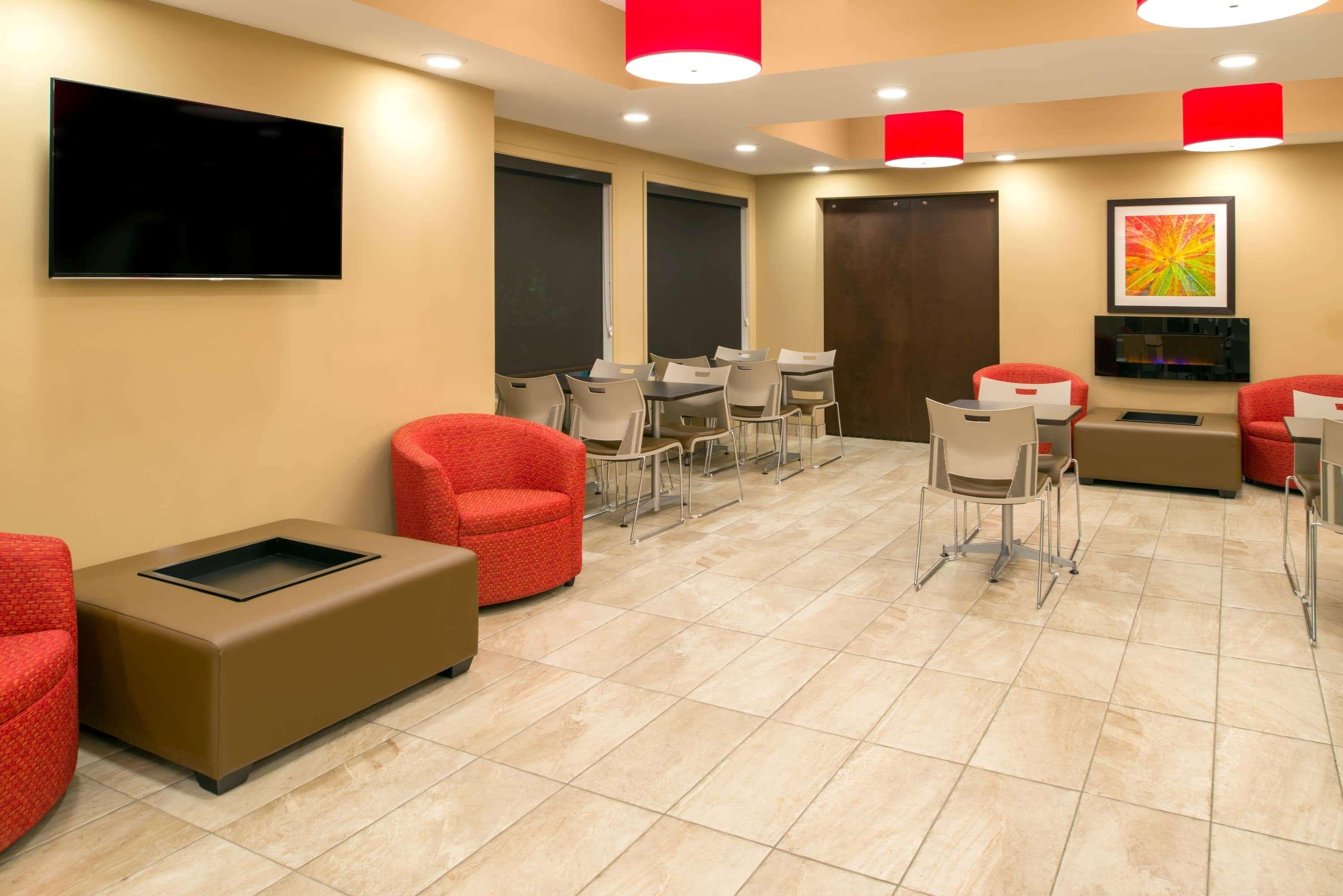 Microtel Inn & Suites By Wyndham Red Deer Ngoại thất bức ảnh