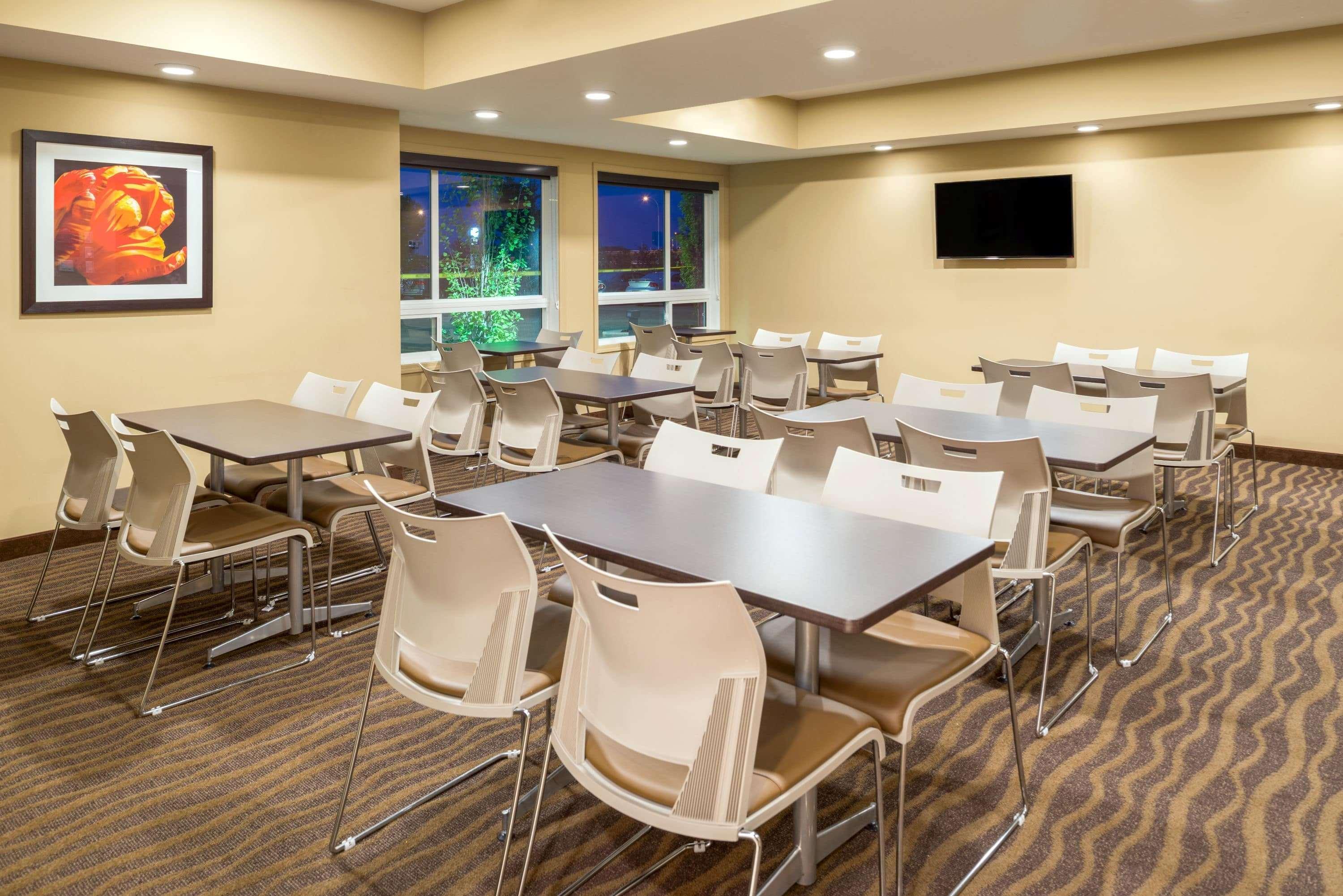 Microtel Inn & Suites By Wyndham Red Deer Ngoại thất bức ảnh