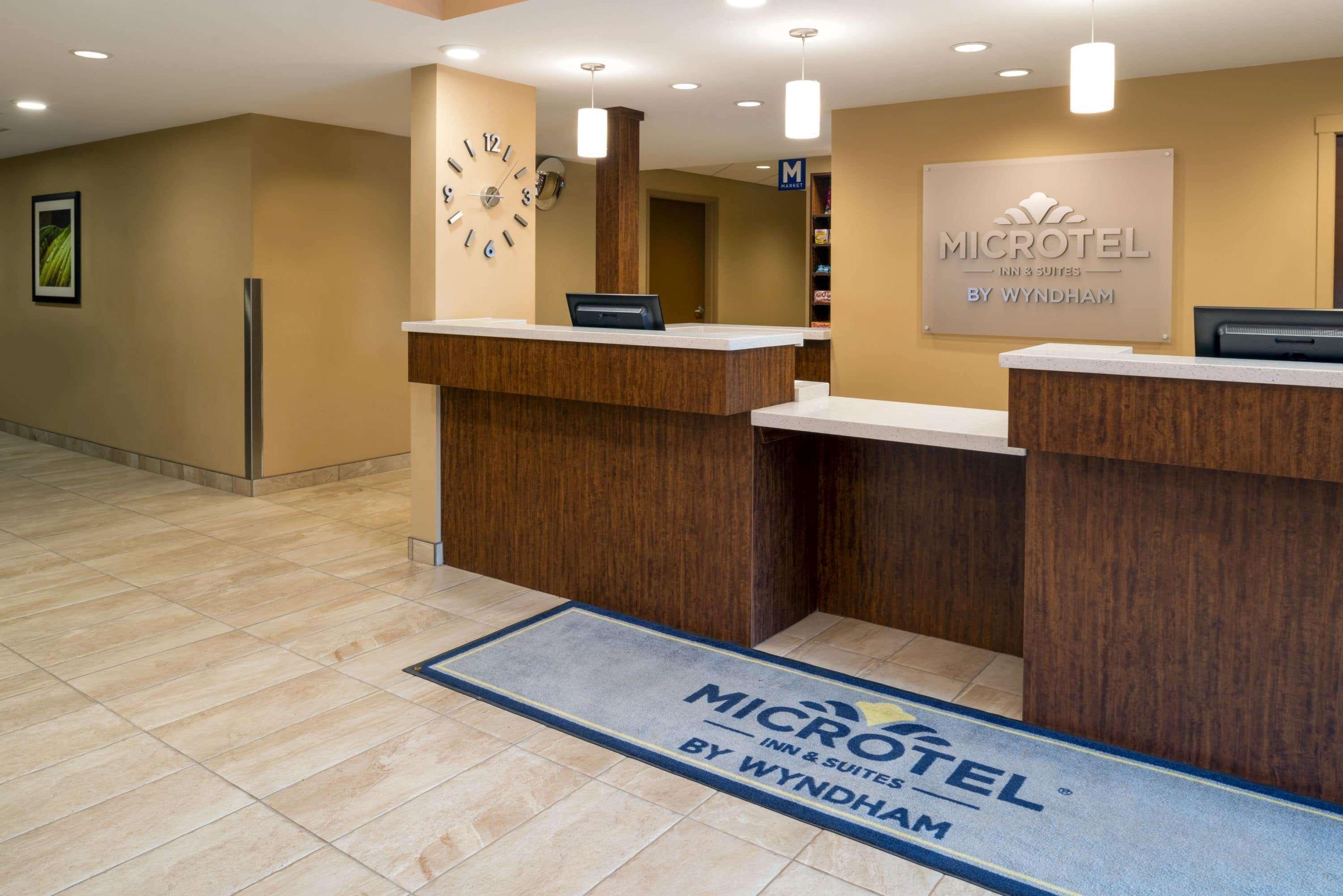 Microtel Inn & Suites By Wyndham Red Deer Ngoại thất bức ảnh