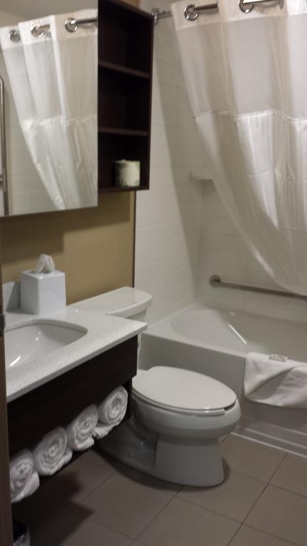 Microtel Inn & Suites By Wyndham Red Deer Phòng bức ảnh